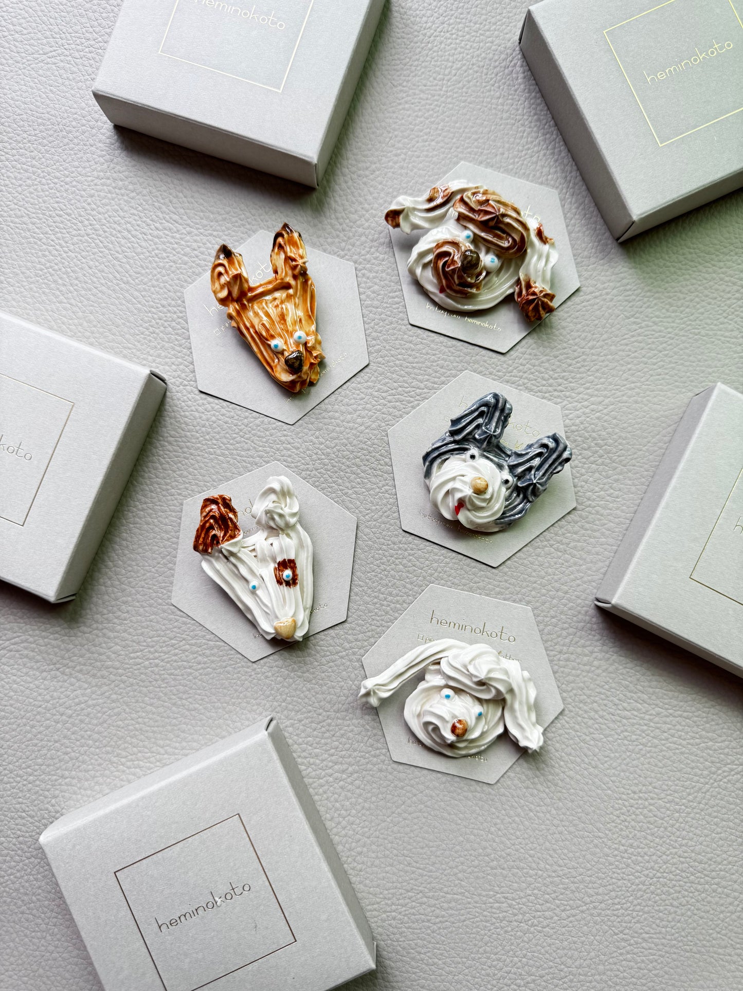 heminokoto　犬のブローチ　陶器製　Dog Brooch Handmade from ceramic　