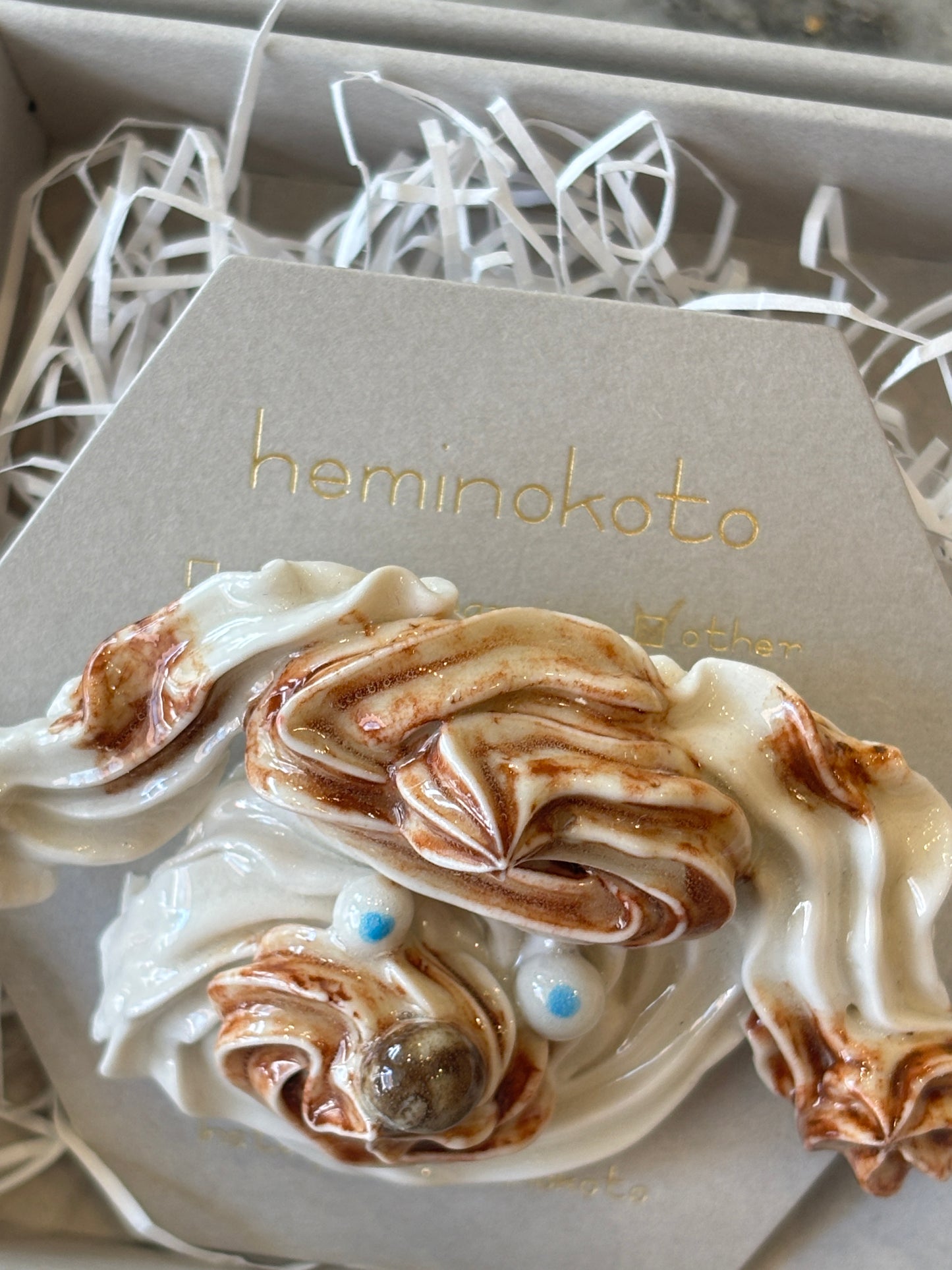 heminokoto　犬のブローチ　陶器製　Dog Brooch Handmade from ceramic　